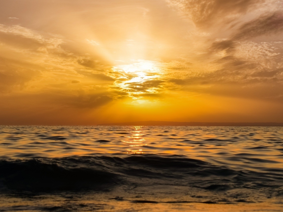 Красивый закат яркого солнца над морем