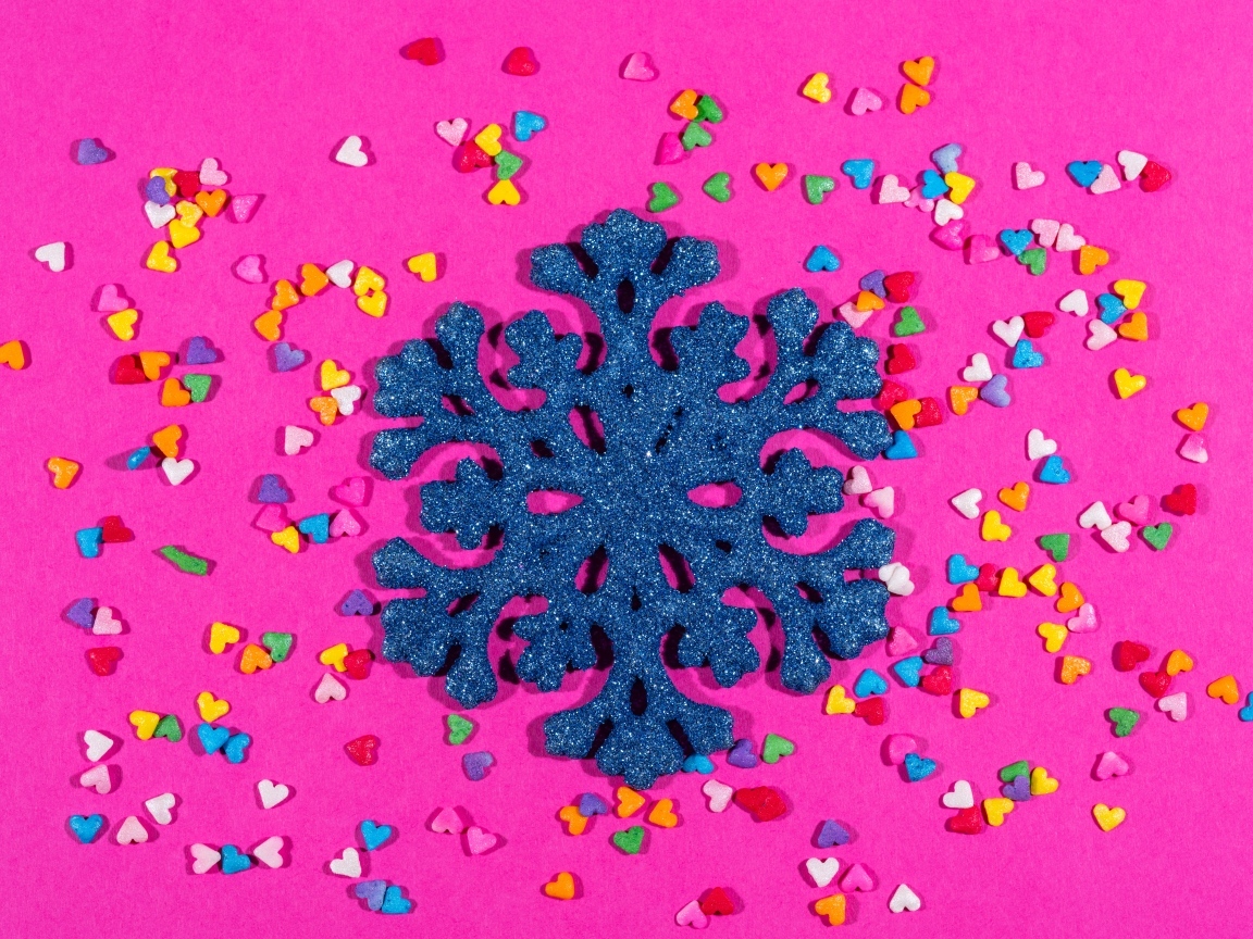 Большая синяя снежинка на розовом фоне с сердечками