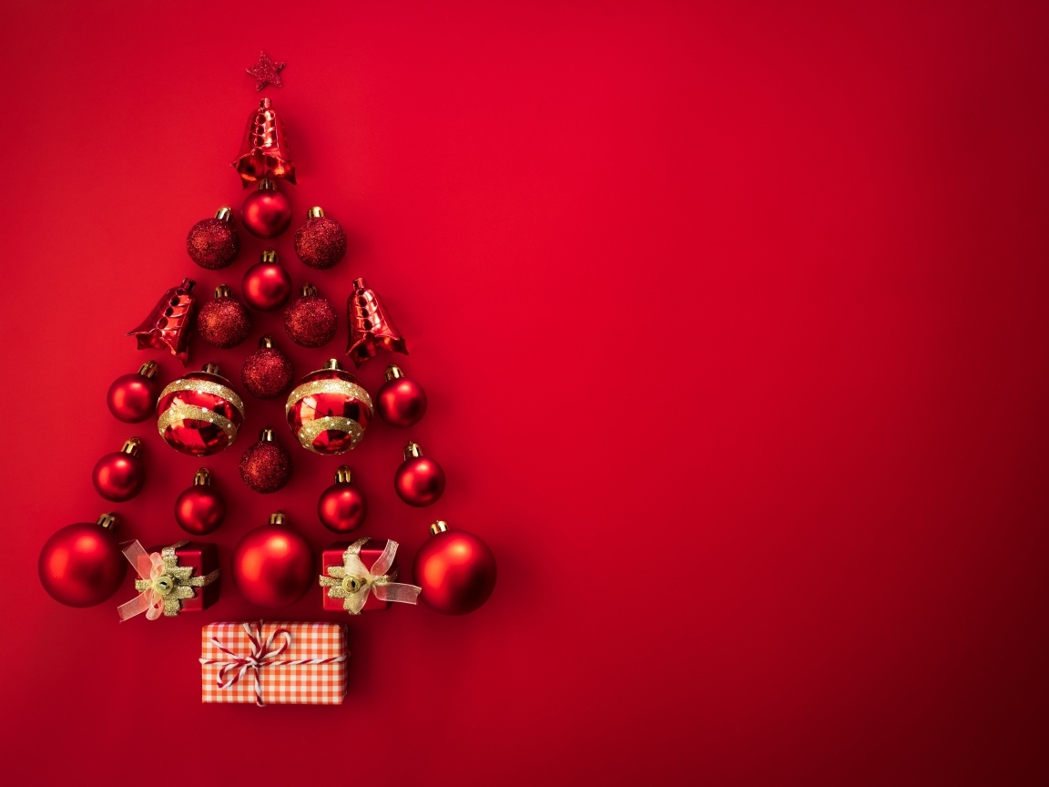 Елка из игрушек на красном фоне