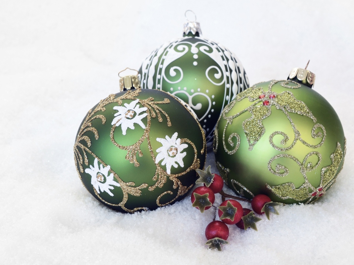 Три красивых елочных шарика на белом снегу