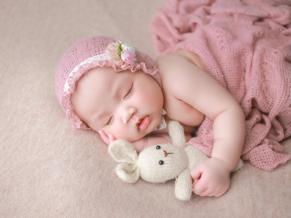 Девочка азиатка спит с игрушечным зайцем