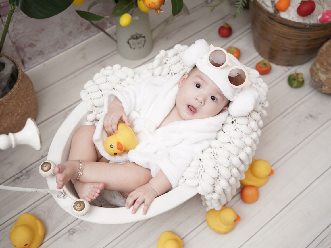 Ребенок в белой игрушечной ванной