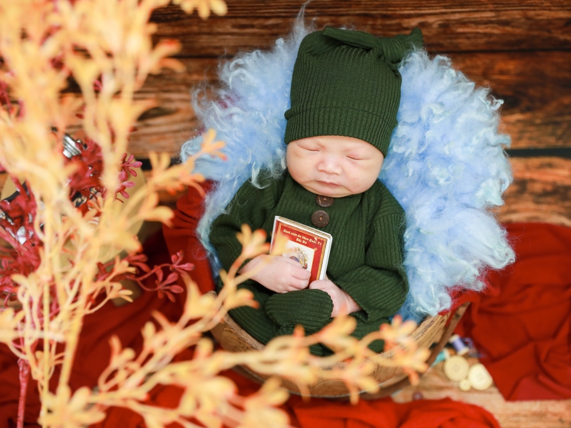 Ребенок спит в костюме с книгой