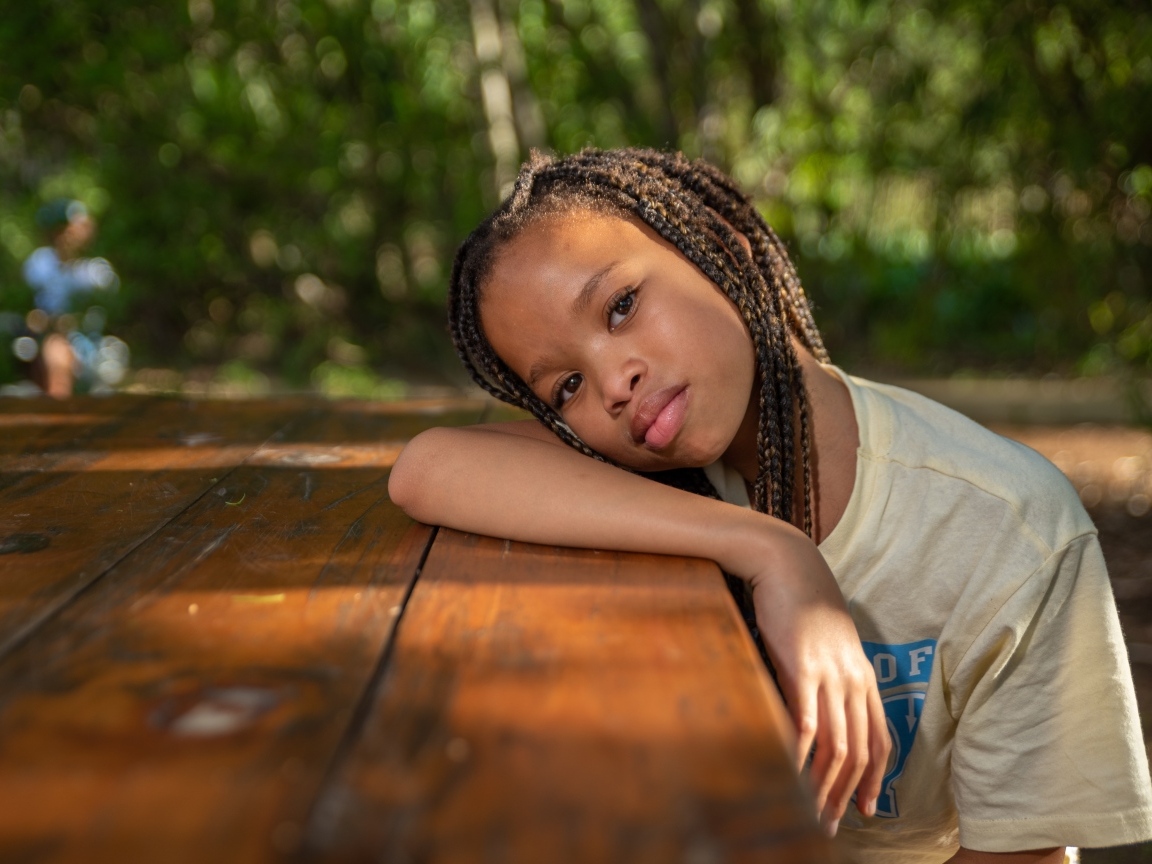 Красивая темнокожая девочка с косичками на голове 