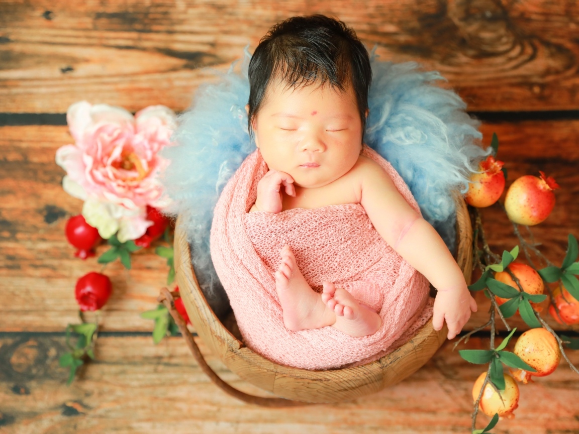 Красивый спящий ребенок с декором