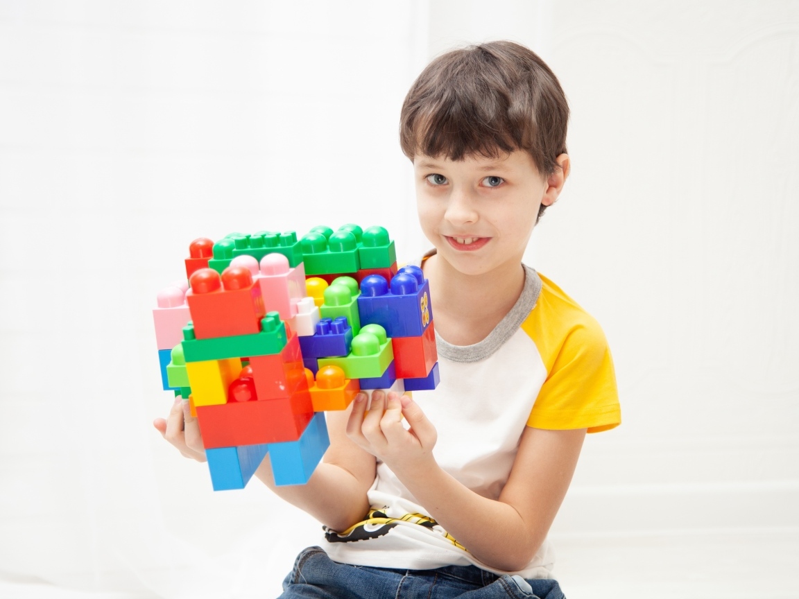 Мальчик с конструктором в руках