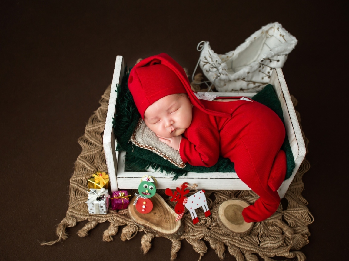 Милый ребенок в красном костюме