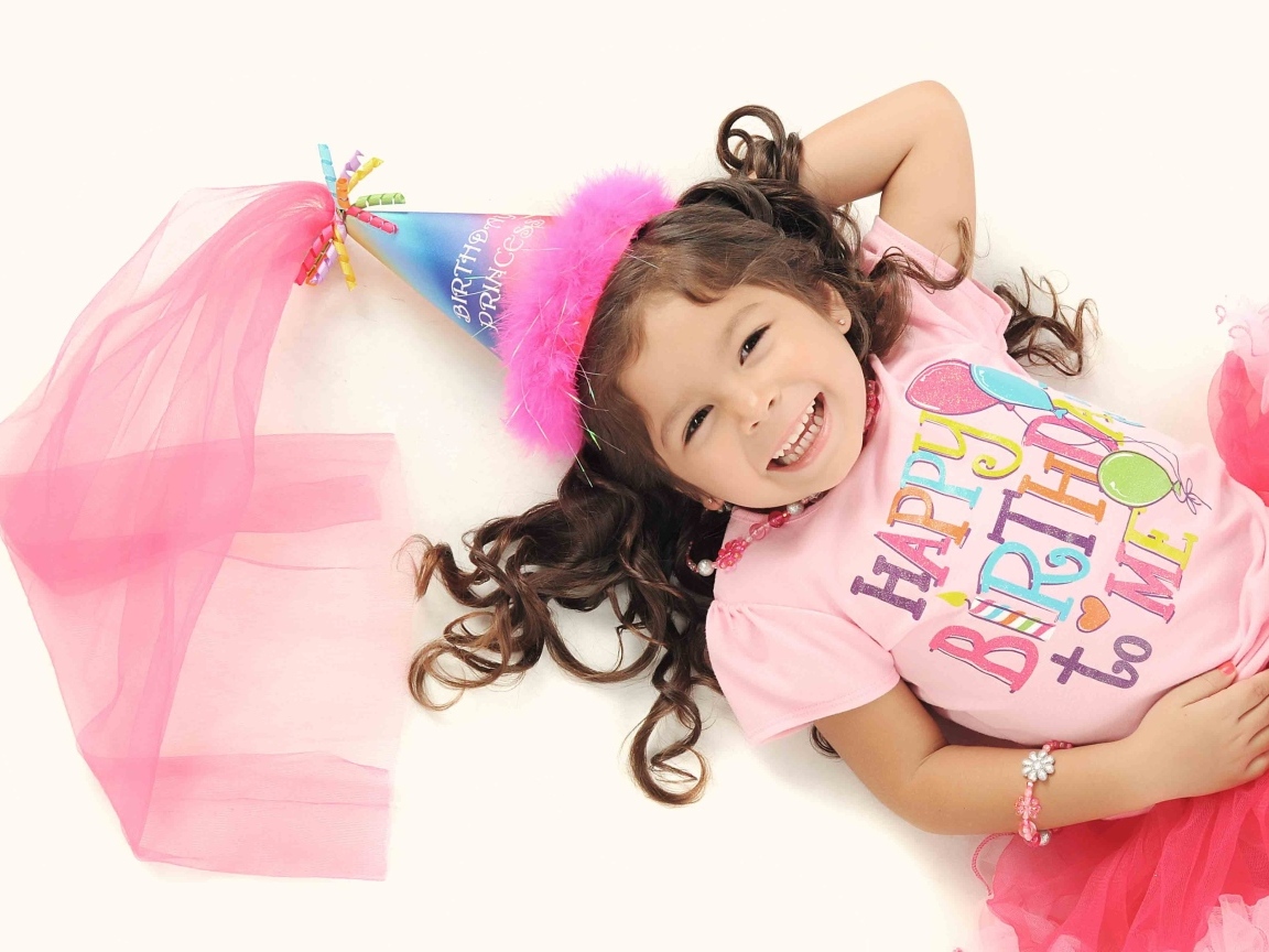 Девочка в костюме на день рождения на белом фоне