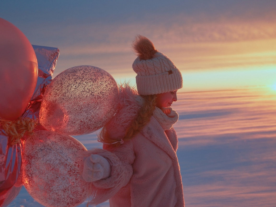 Девочка с шариками зимой