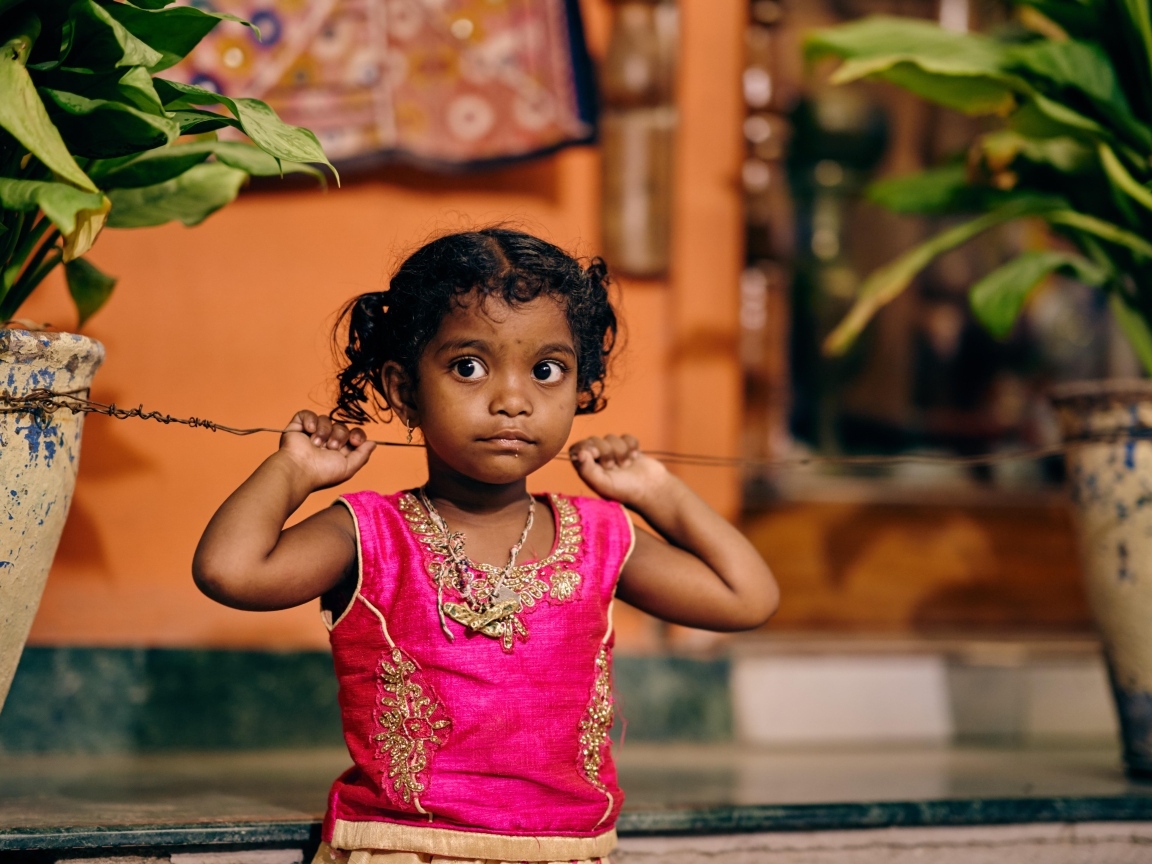 Девочка индианка в розовом платье