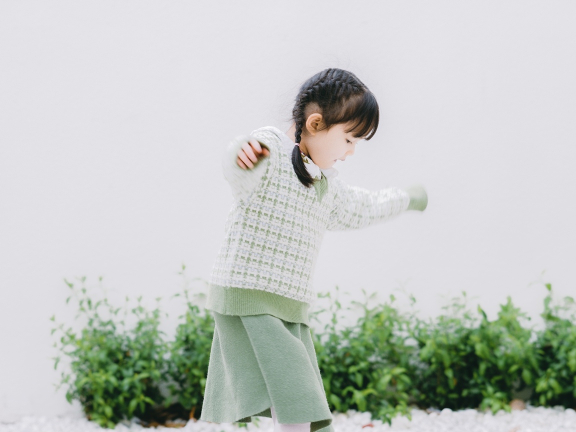 Маленькая девочка азиатка в теплом костюме