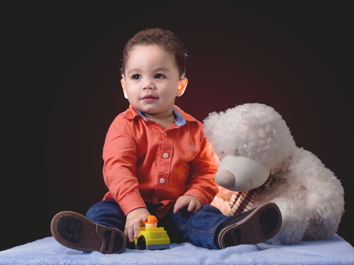 Маленький мальчик с большим игрушечным медведем