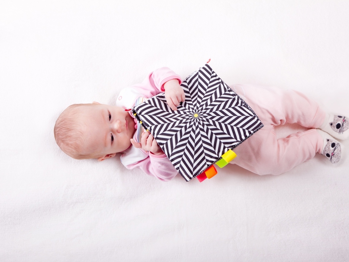 Маленькая девочка с книгой на белом фоне