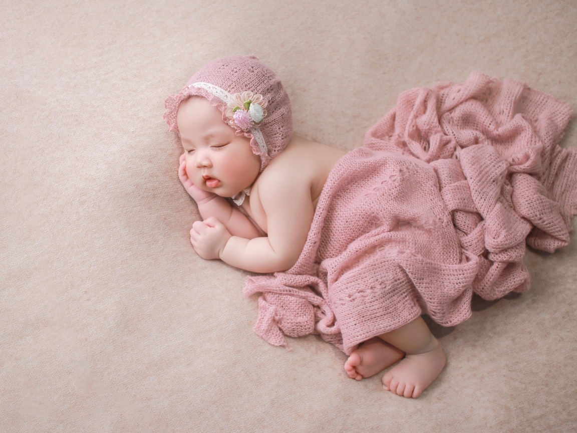 Фото маленькой спящей девочки в шапке