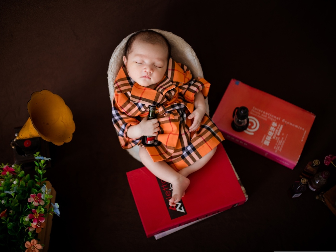 Серьезный спящий новорожденный малыш 