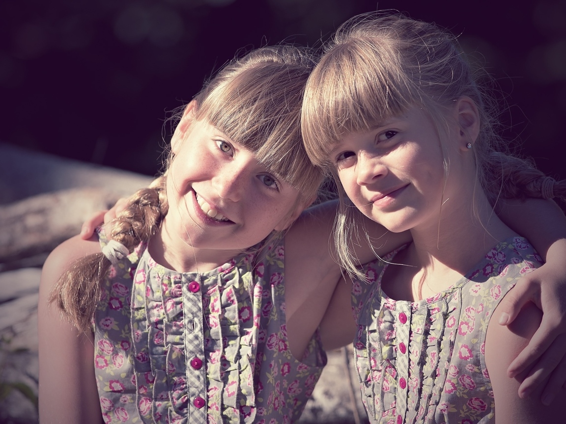 Две маленькие девочки сестры