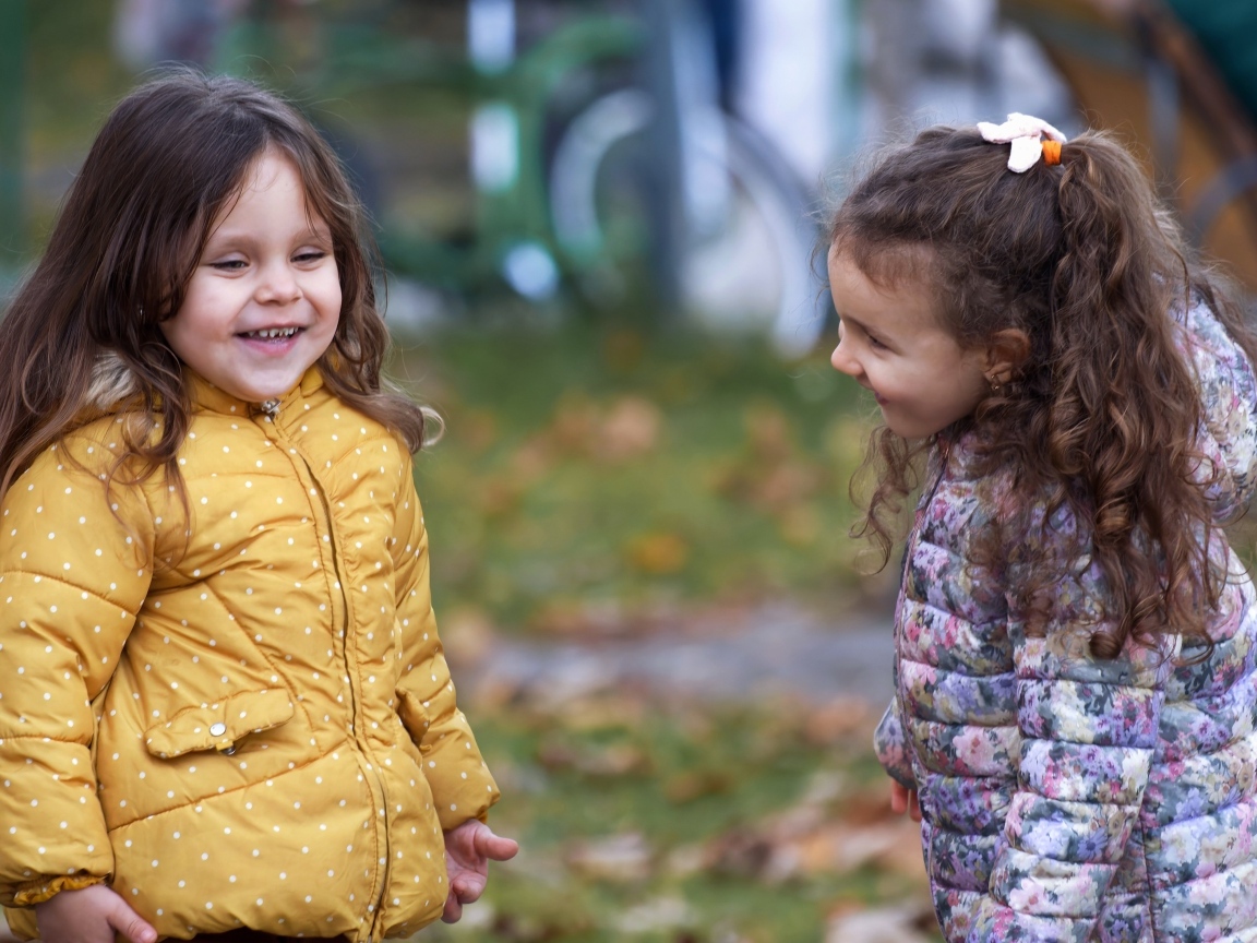 Две маленькие улыбающиеся девочки