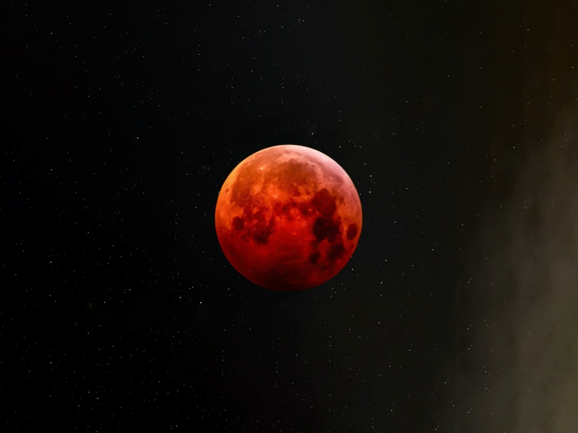 Большая красная луна в звездном небе