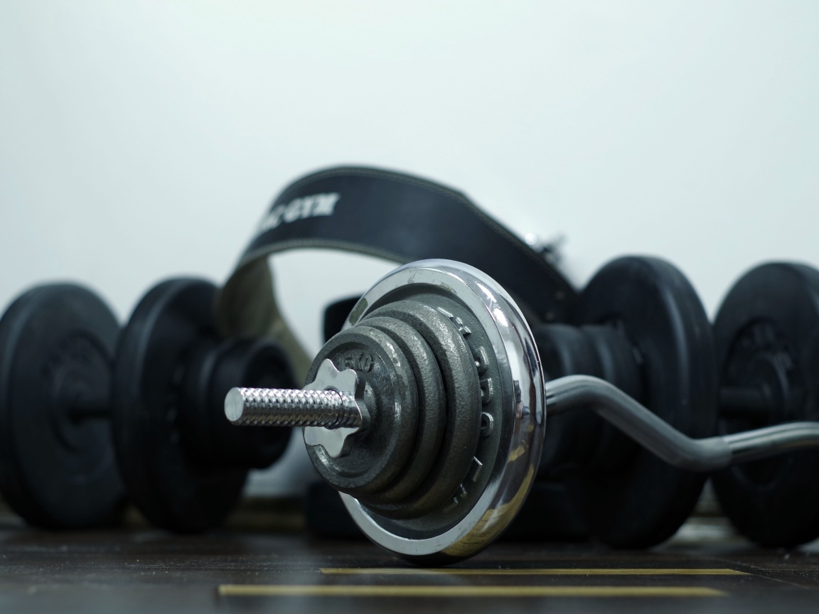 Тяжелые гантели для занятий спортом