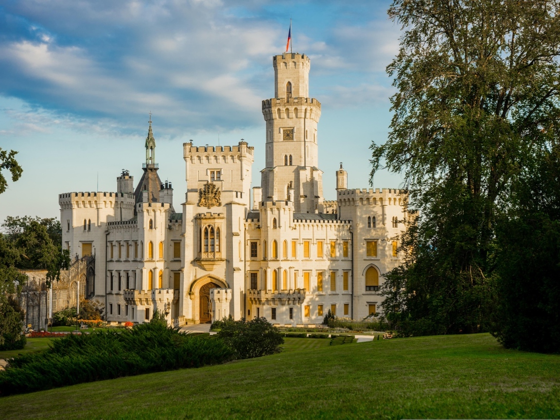 Большой красивый старинный замок 