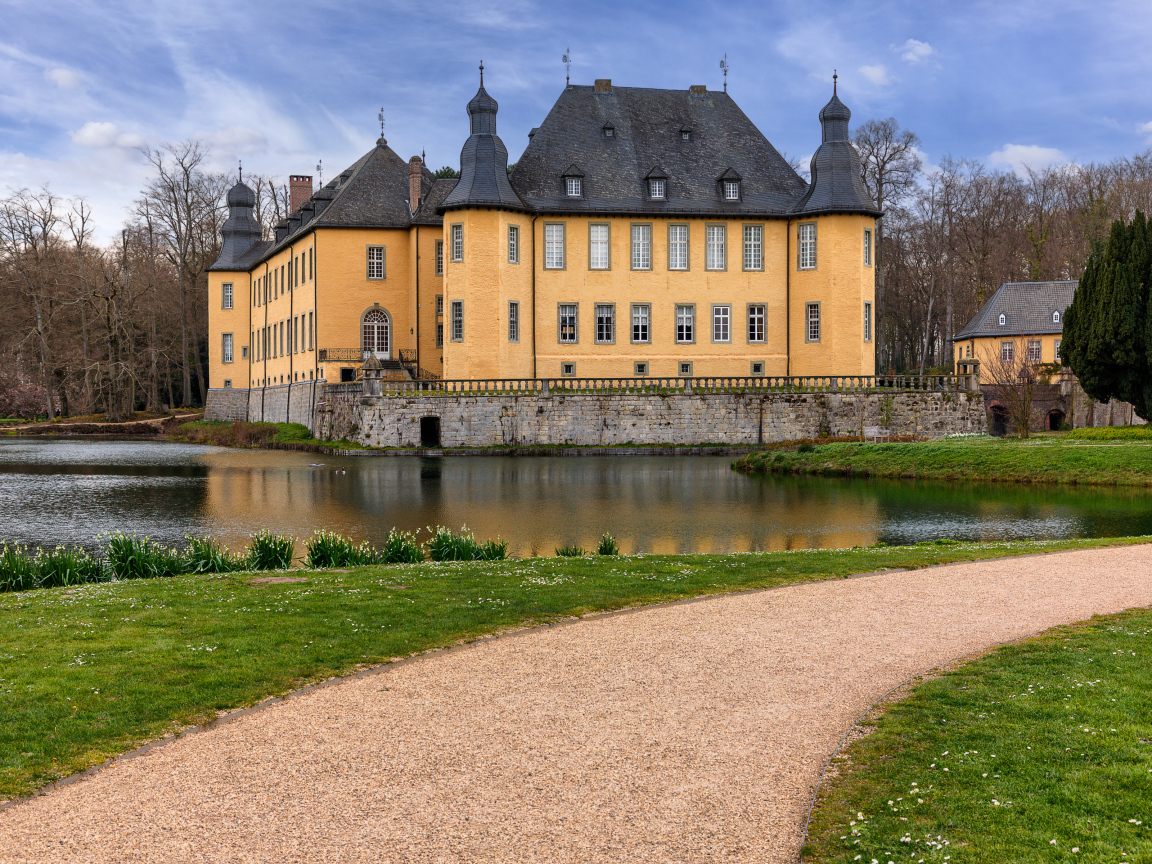Красивый замок Дик у пруда, Германия