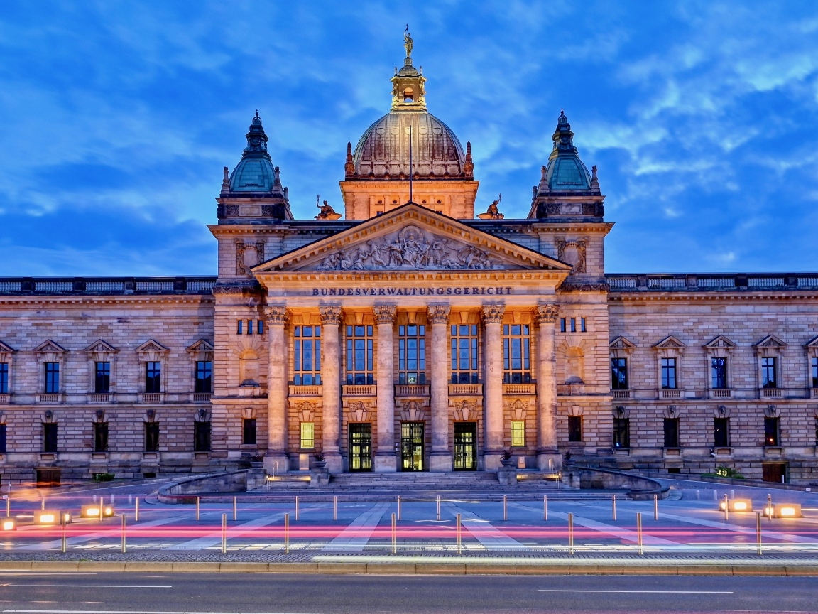 Большое старинное здание Лейпциг 