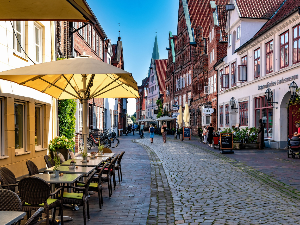 Старая улица с красивыми домами, Германия