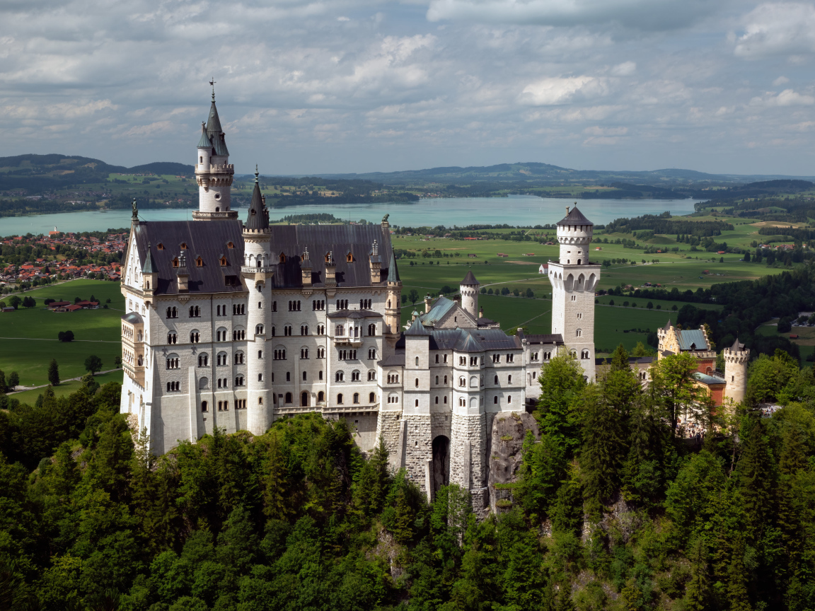 Вид на красивый старинный замок Нойшванштайн, Германия