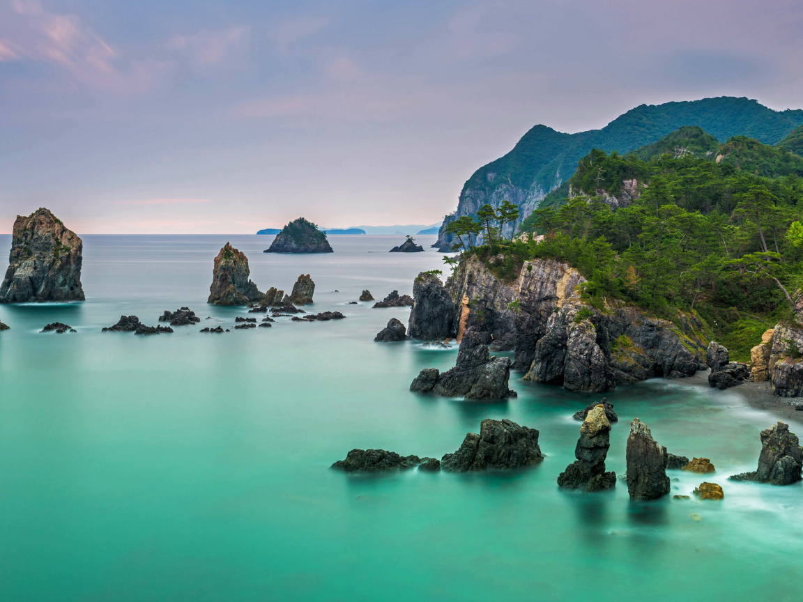 Покрытые зеленью утесы у моря, Исландия