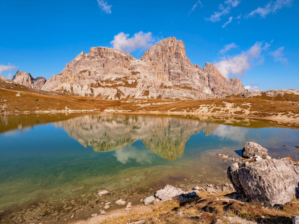 Скала отражается в воде, Италия