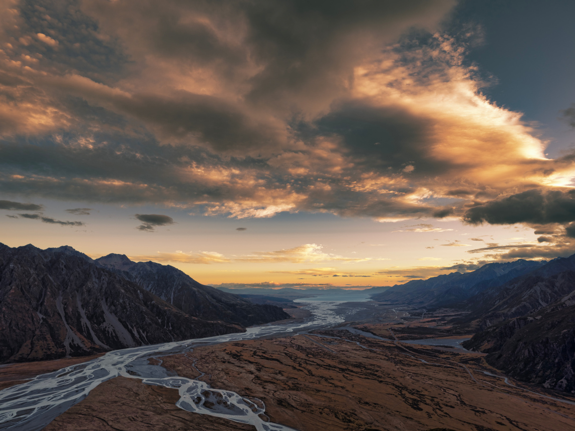 Побережье под грозовым небом  в горах, Новая Зеландия