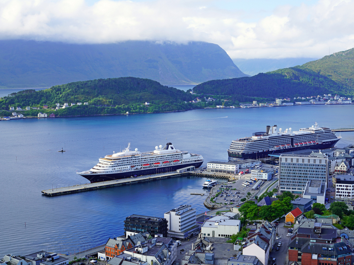 Большие круизные лайнеры стоят на берегу, Норвегия