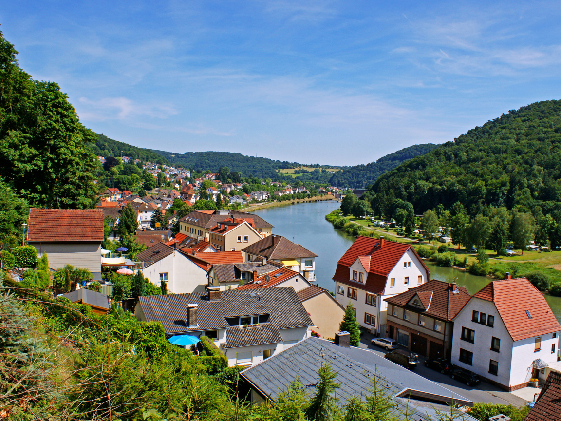 Дома у реки в городе Неккарштайнах, Германия
