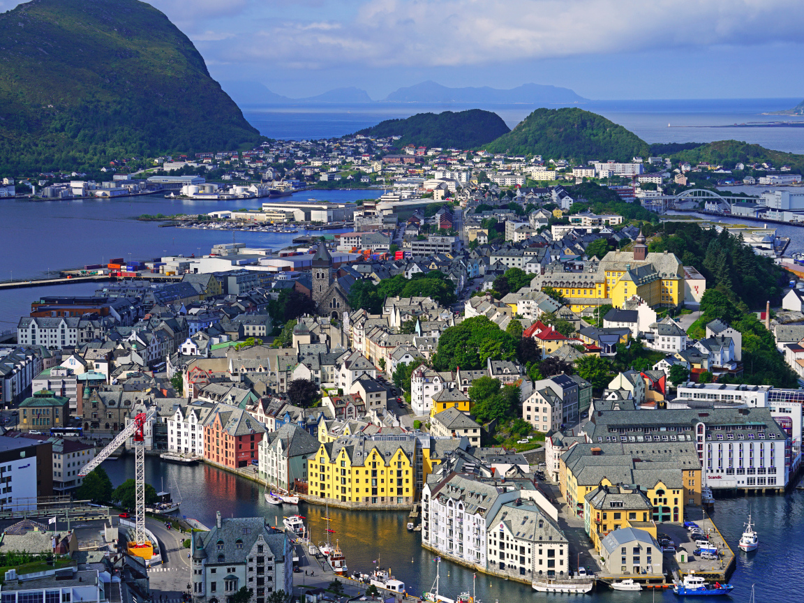 Вид на дома в городе Олесунн, Норвегия