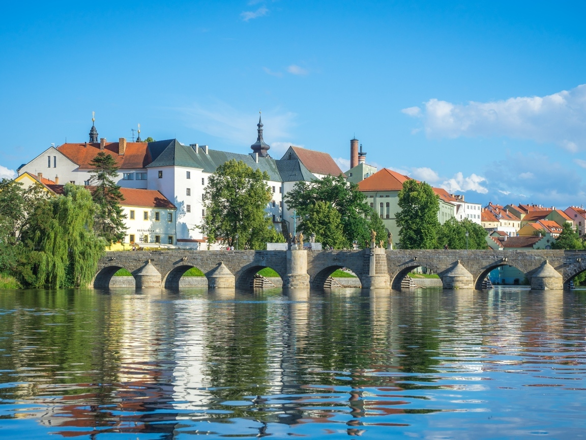 Мост через реку в городе, Чехия