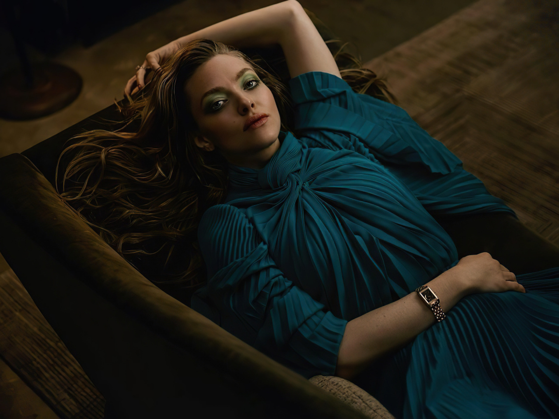 Актриса Аманда Сайфред в платье лежит на диване