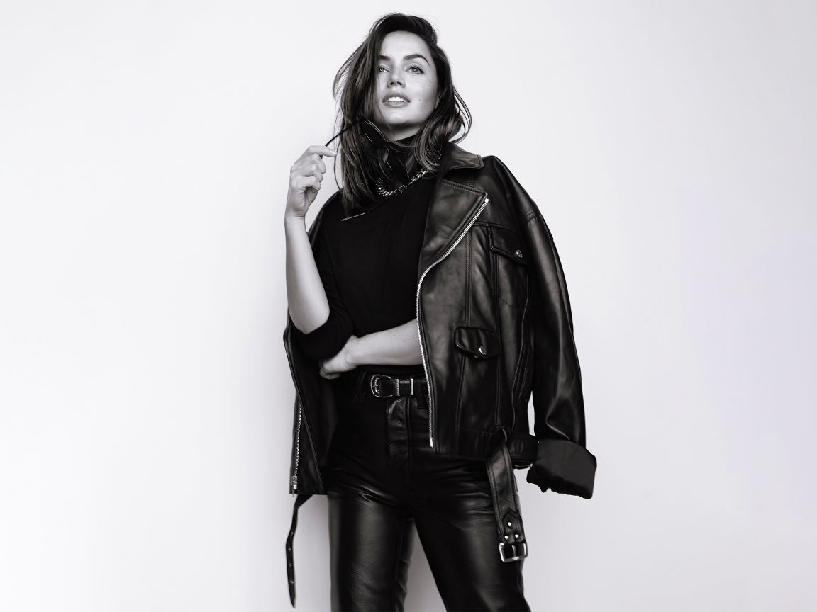 Актриса Ана де Армас в черной куртке на белом фоне