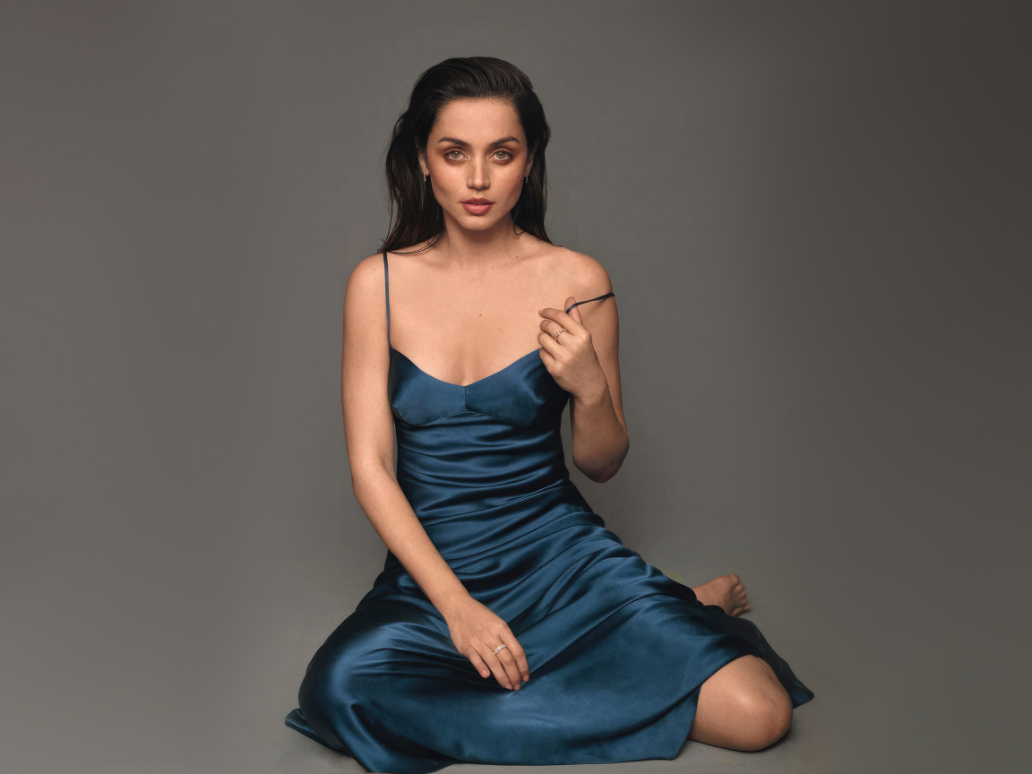 Актриса Ана де Армас в платье на сером фоне