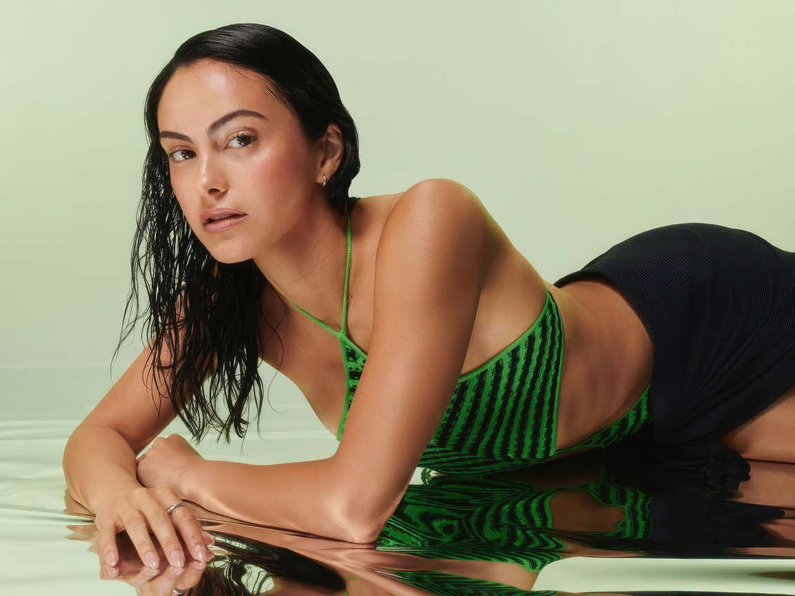 Актриса Камила Мендес лежит на полу