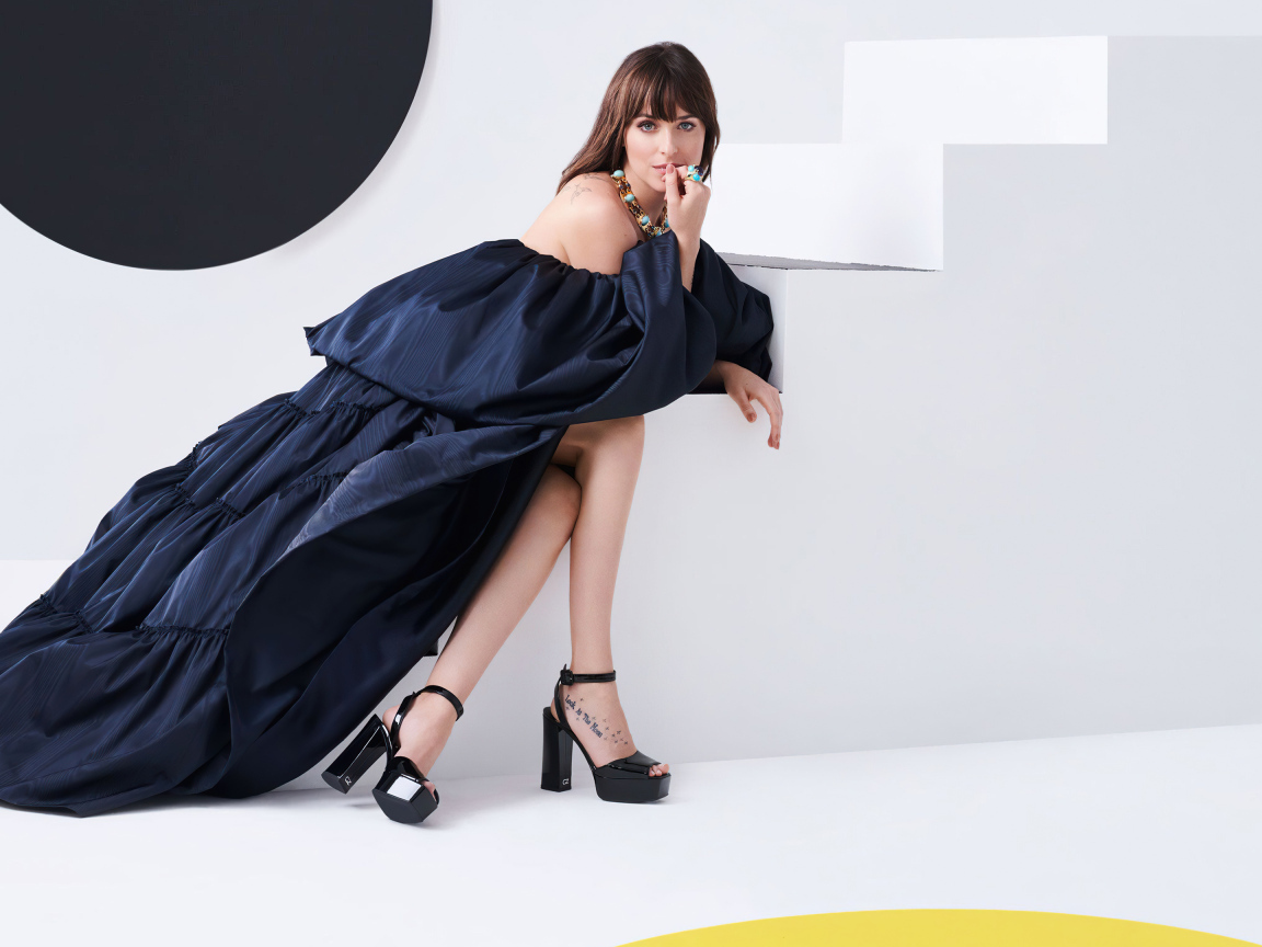 Актриса Дакота Джонсон в красивом черном платье