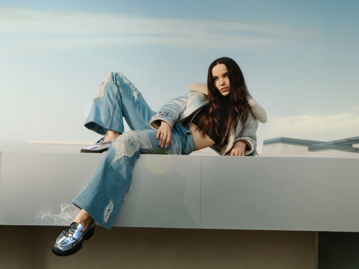 Актриса Дав Кэмерон в рваных джинсах