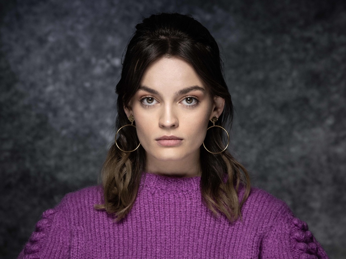 Актриса Эмма Маки на сером фоне