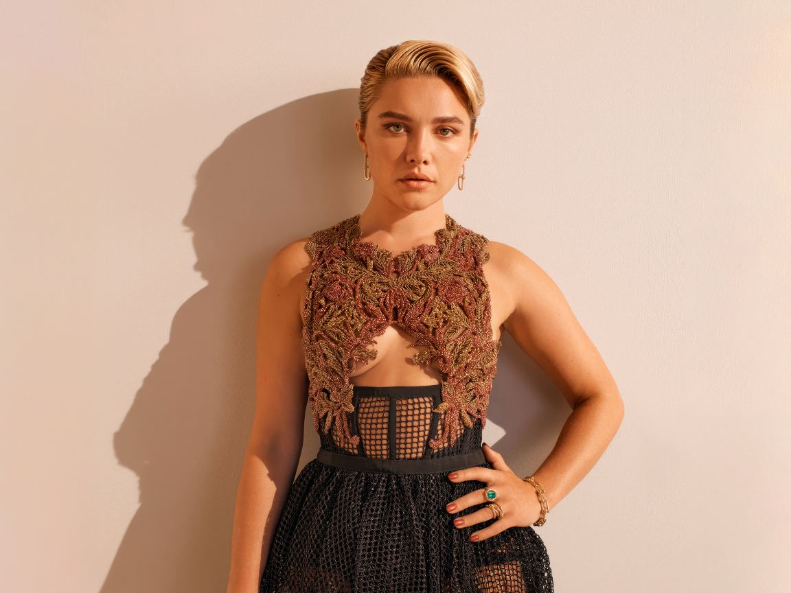 Актриса Флоренс Пью в платье позирует у стены