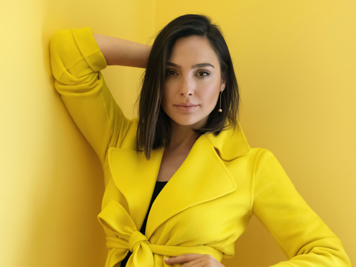 Актриса Галь Гадот на желтом фоне