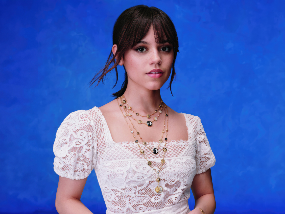 Актриса Дженна Ортега в белом платье на голубом фоне