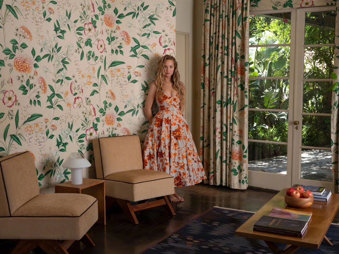 Актриса Дженнифер Лоуренс в красивом платье в комнате