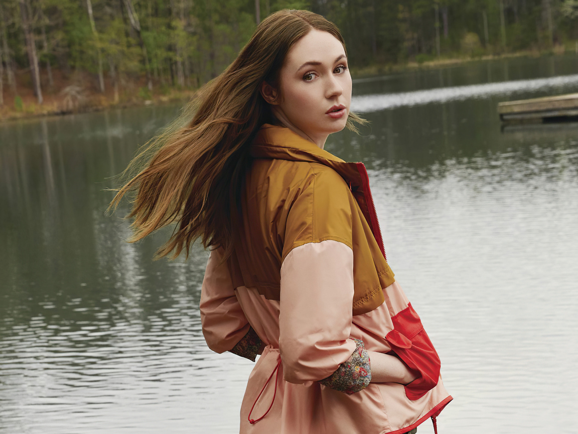 Актриса Карен Гиллан стоит у воды