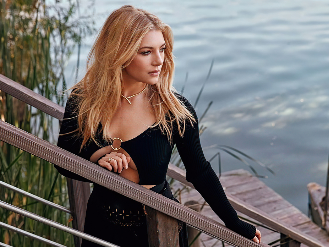 Актриса Кэтрин Винник стоит на мосту