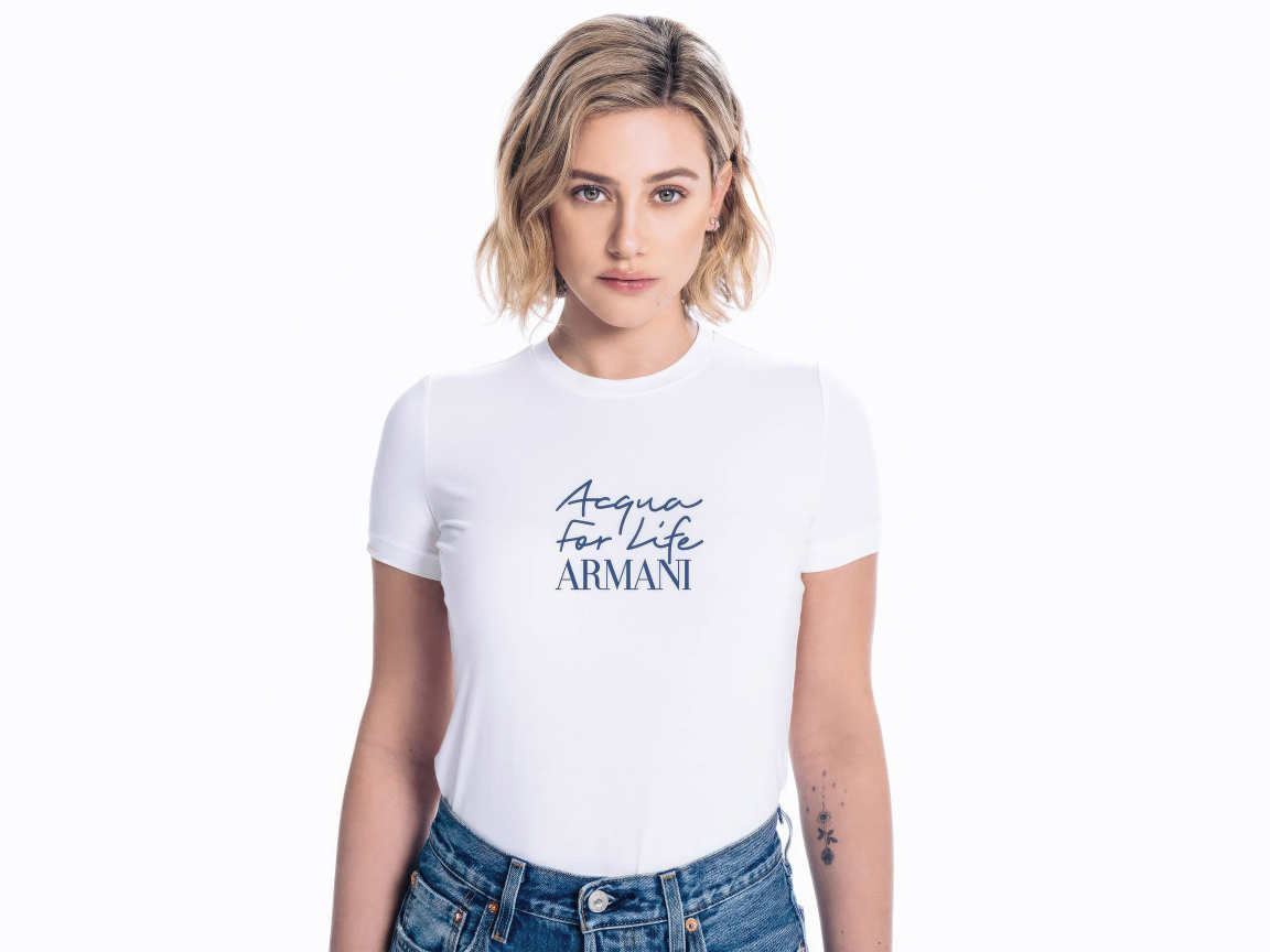 Актриса Лили Рейнхарт в футболке Армани