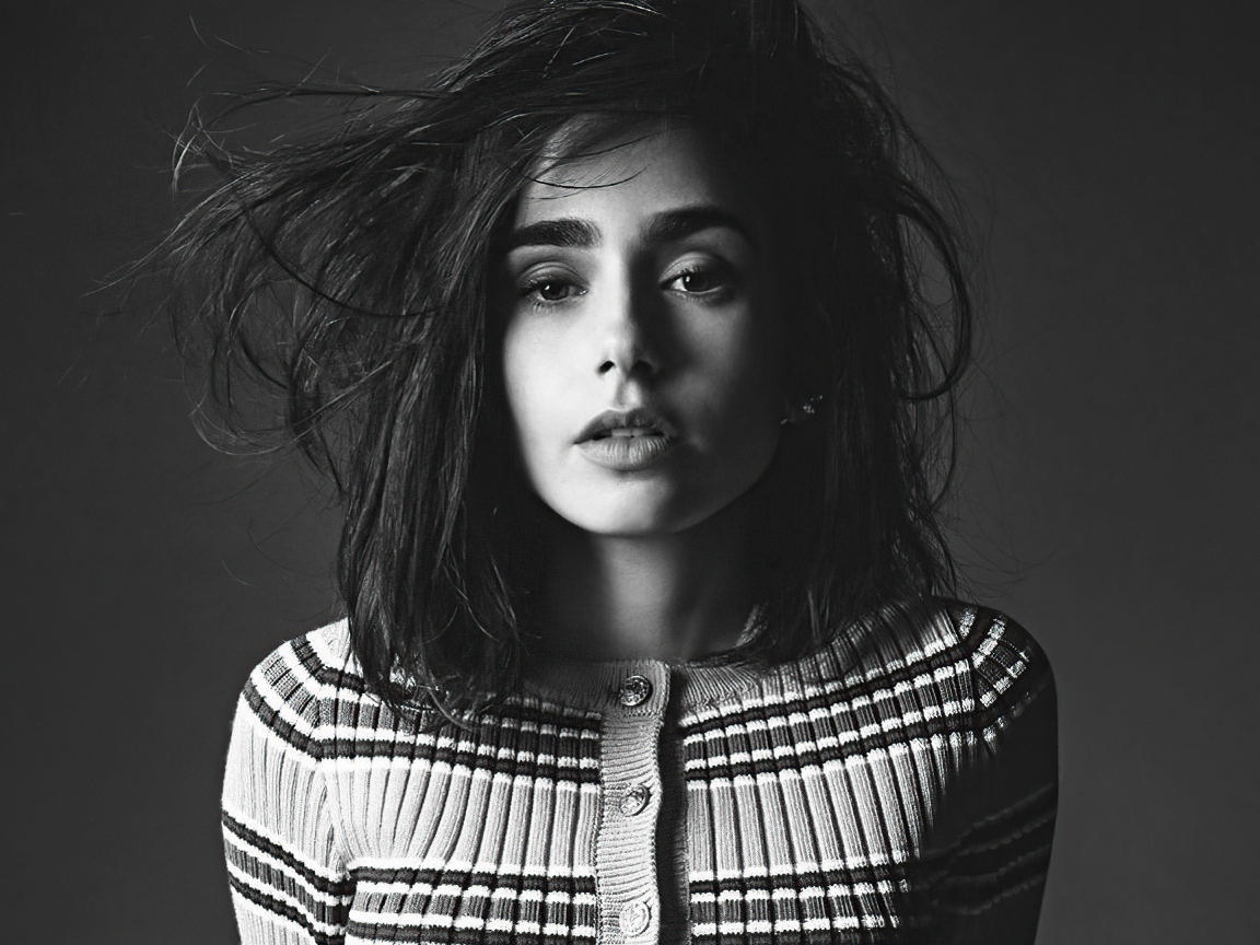 Актриса Лили Коллинз черно-белое фото